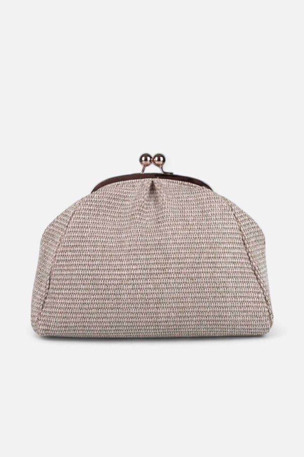 Bolso de rafia natural beige Monaur Carrie con cierre de bolas metálicas.