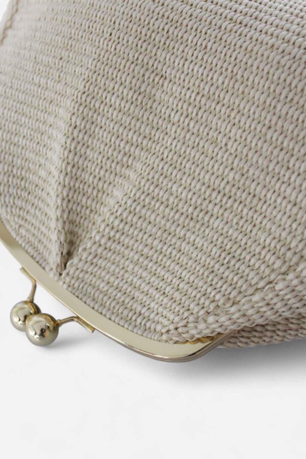 Vista tres cuartos del bolso estilo retro en rafia auténtica beige claro.