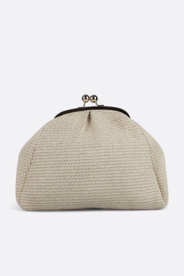Bolso de rafia beige claro Monaur Carrie grande con asa de cadena metálica fina.