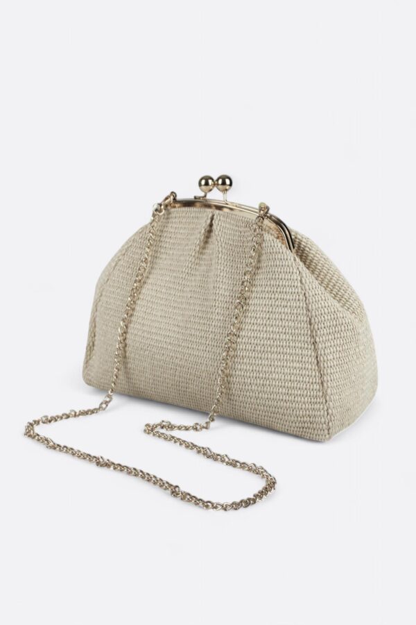 Silueta frontal del bolso Monaur Carrie beige claro de rafia natural.