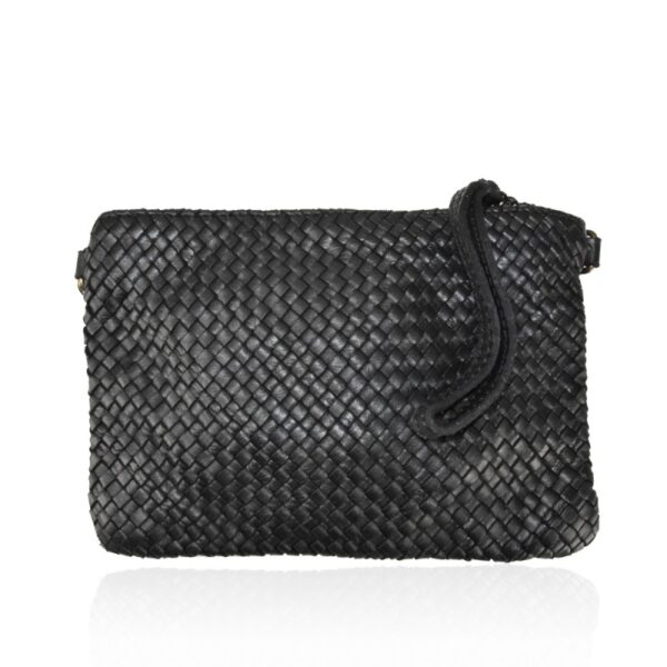 bolso de mano trenzado pequeño color negro vista frontal con detalle del tirador de piel al tono que lleva la cremallera