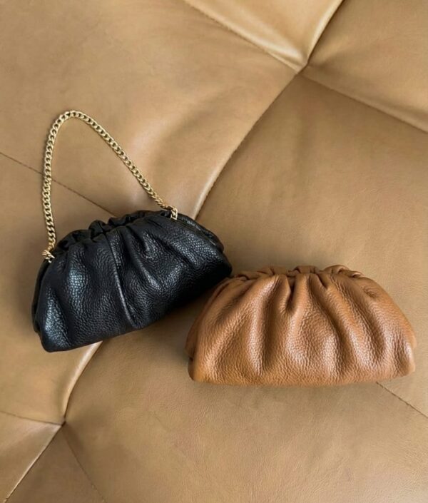 Vista lifestyle de los Bolsos de piel fruncida: elegancia y estilo atemporal para cualquier ocasión.