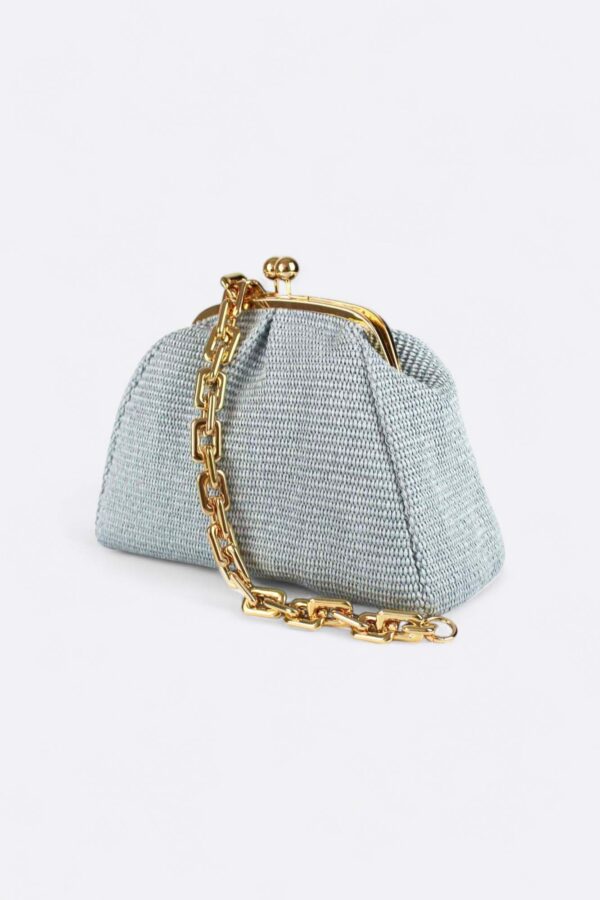 Bolso Monaur Carrie azul claro con su sofisticada asa intercambiable de eslabones gruesos.
