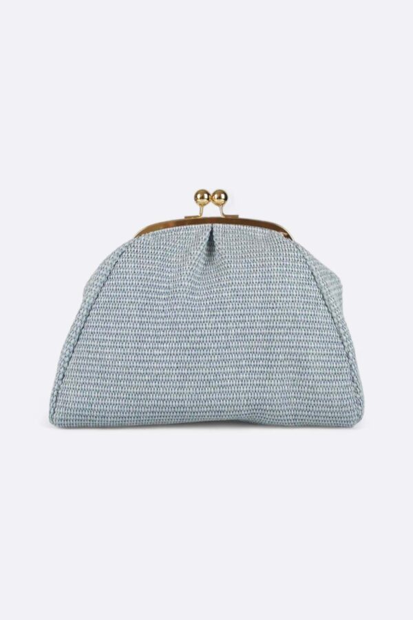 Silueta frontal limpia del bolso estilo vintage en auténtica rafia azul claro