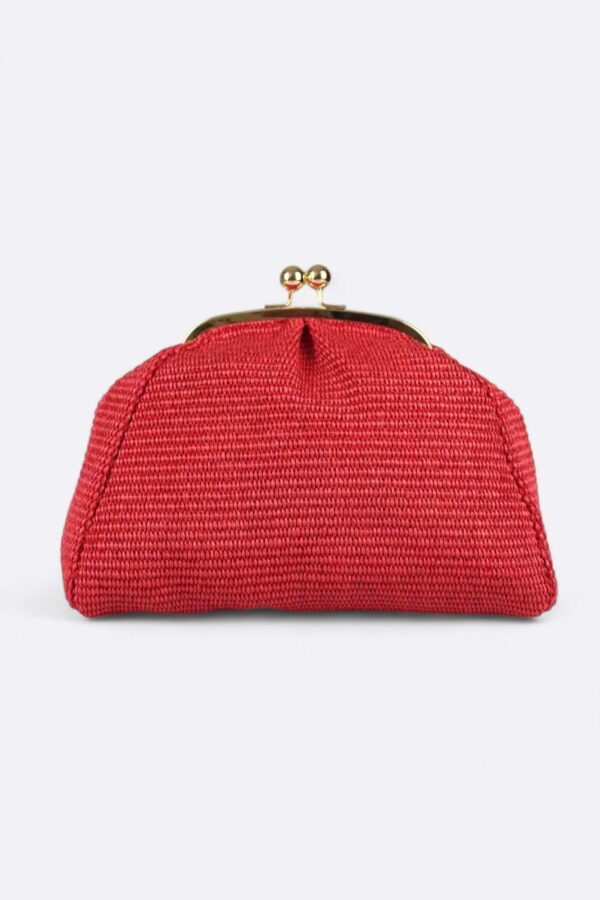 Silueta frontal limpia del bolso estilo vintage confeccionado en auténtica rafia natural roja.
