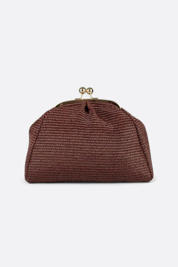 Silueta frontal completa del bolso de auténtica rafia vegetal en color marrón chocolate.
