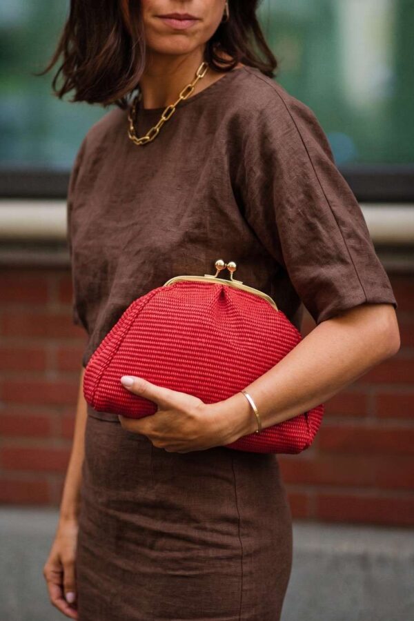 Modelo portando el bolso estilo vintage confeccionado en auténtica rafia natural roja con un look primaveral