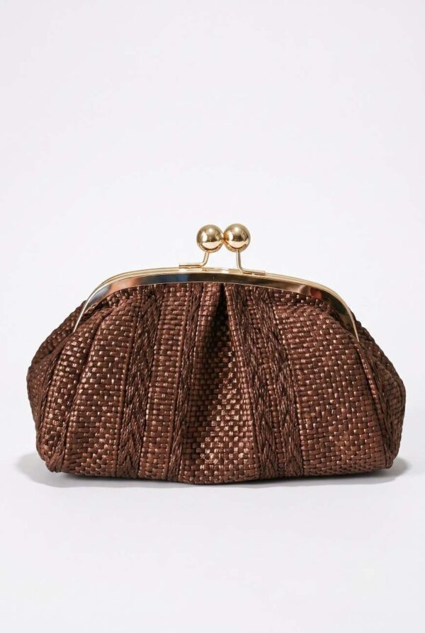 Vista frontal del clutch pequeño de rafia con cierre de bolas marrón chocolate con detalles de grecas bordadas al tono