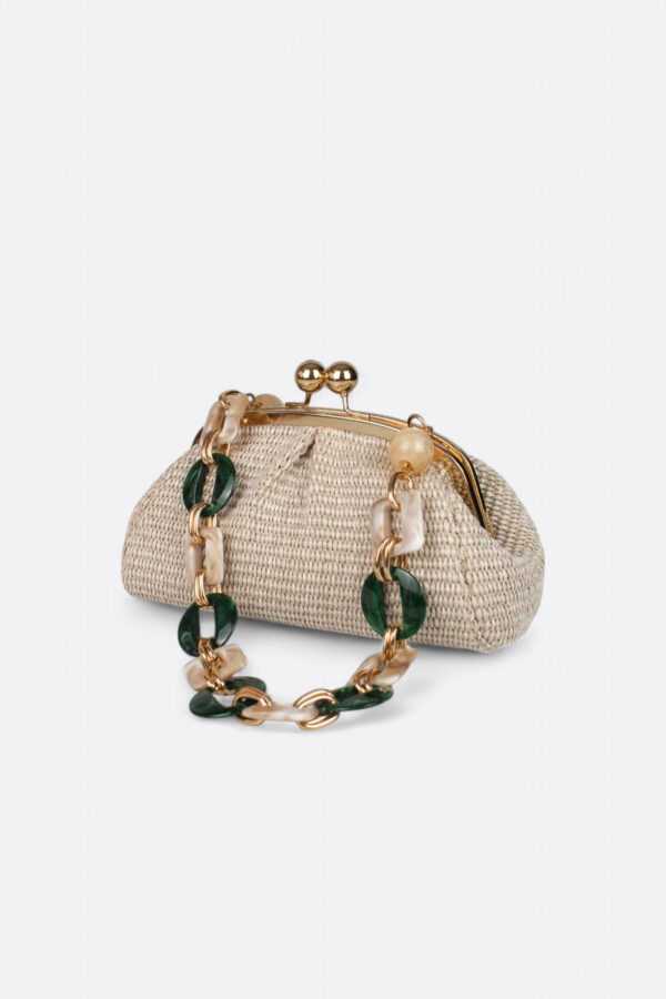Bolso mini de rafia beige Monaur Carrie con una espectacular asa corta de eslabones tipo carey verde.