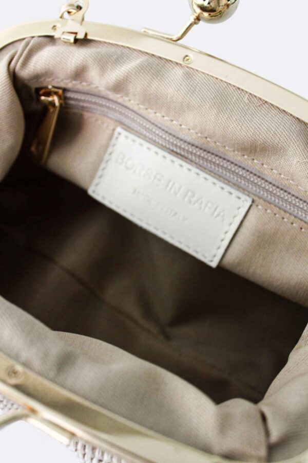 Interior forrado del bolso pequeño de rafia mostrando la etiqueta Borse in Rafia Made in Italy.