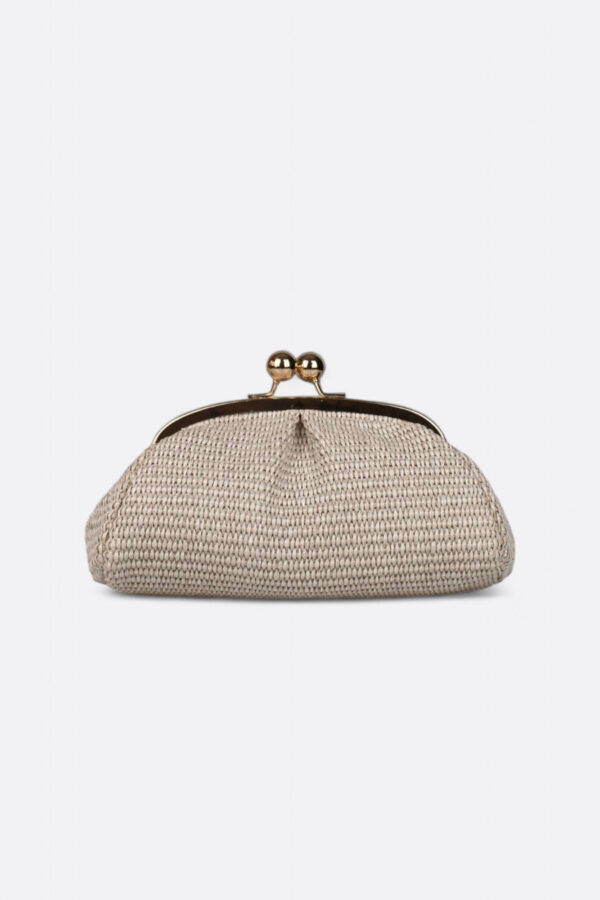 Silueta frontal desestructurada del bolso mini de rafia natural en color beige.
