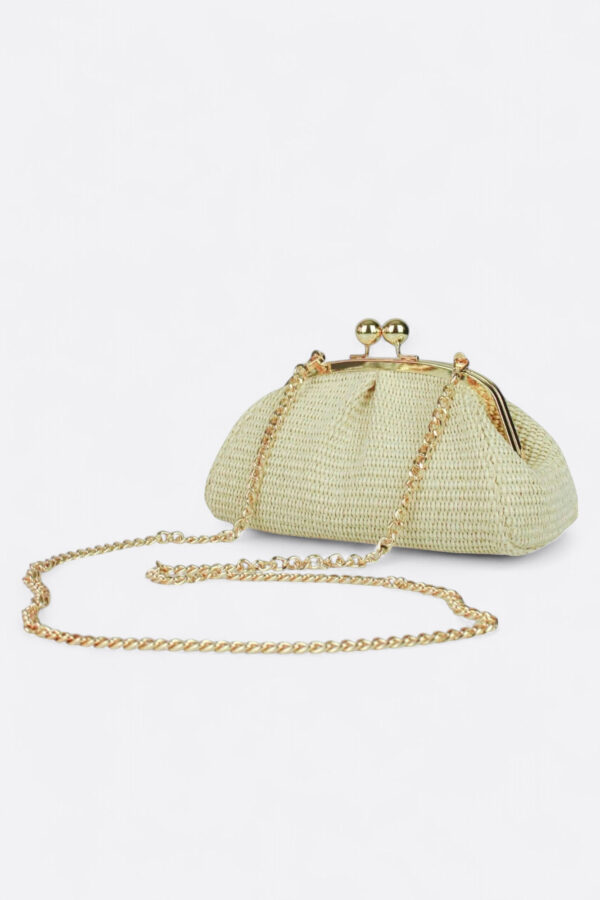 Bolso pequeño de rafia con esferas en color mantequilla y su asa de cadena dorada.