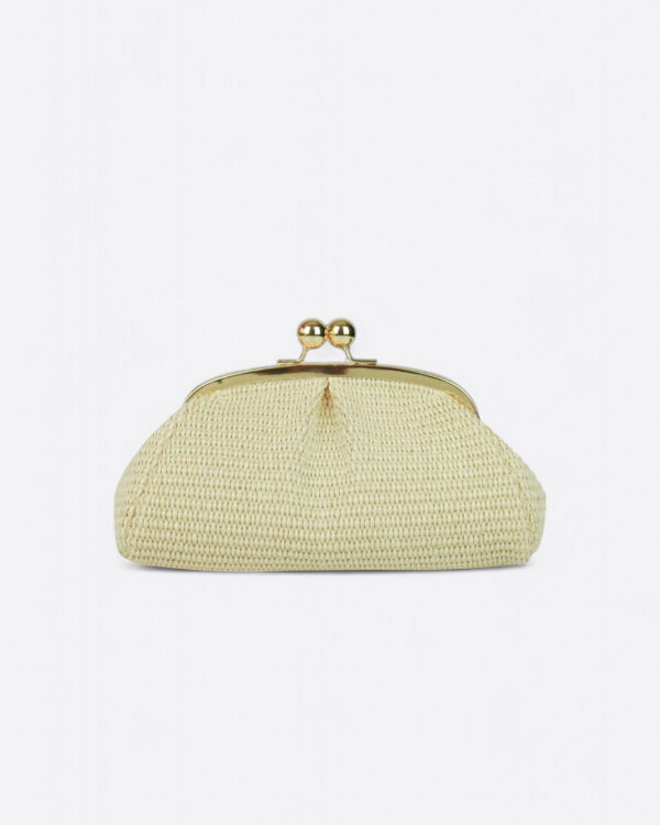 Silueta frontal desestructurada del bolso pequeño de rafia natural en el tono tendencia mantequilla.