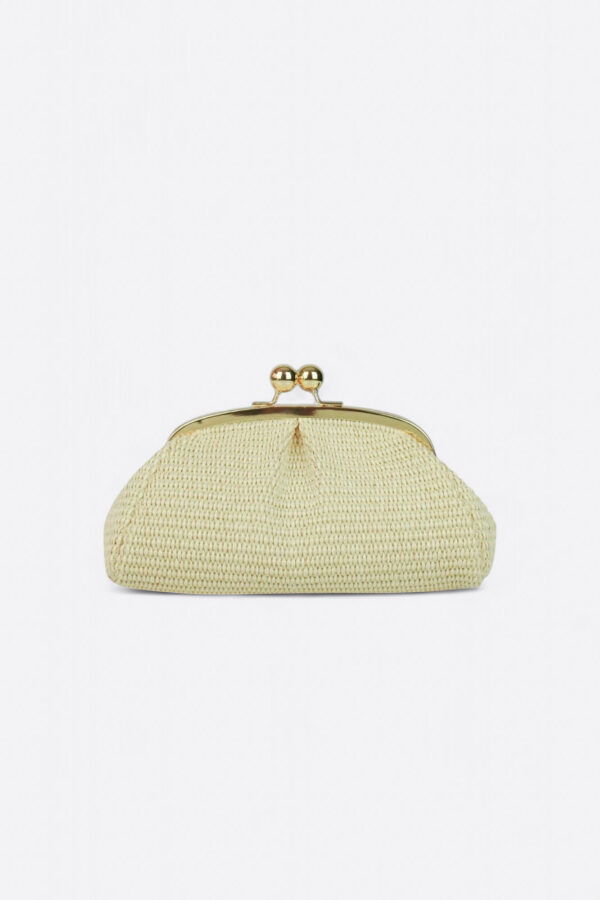 Silueta frontal desestructurada del bolso pequeño de rafia natural en el tono tendencia mantequilla.
