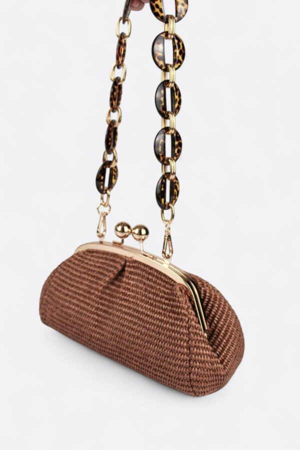 Bolso pequeño de rafia marrón chocolate Monaur Carrie con su espectacular asa corta de eslabones carey.