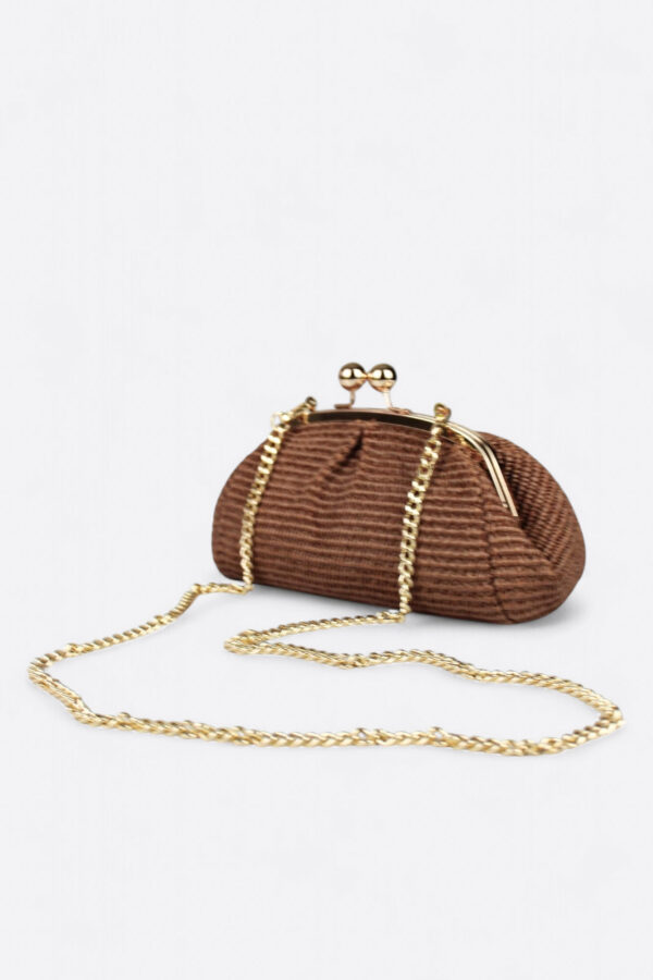 Clutch pequeño de rafia con esferas marrón chocolate y su fina asa de cadena dorada.
