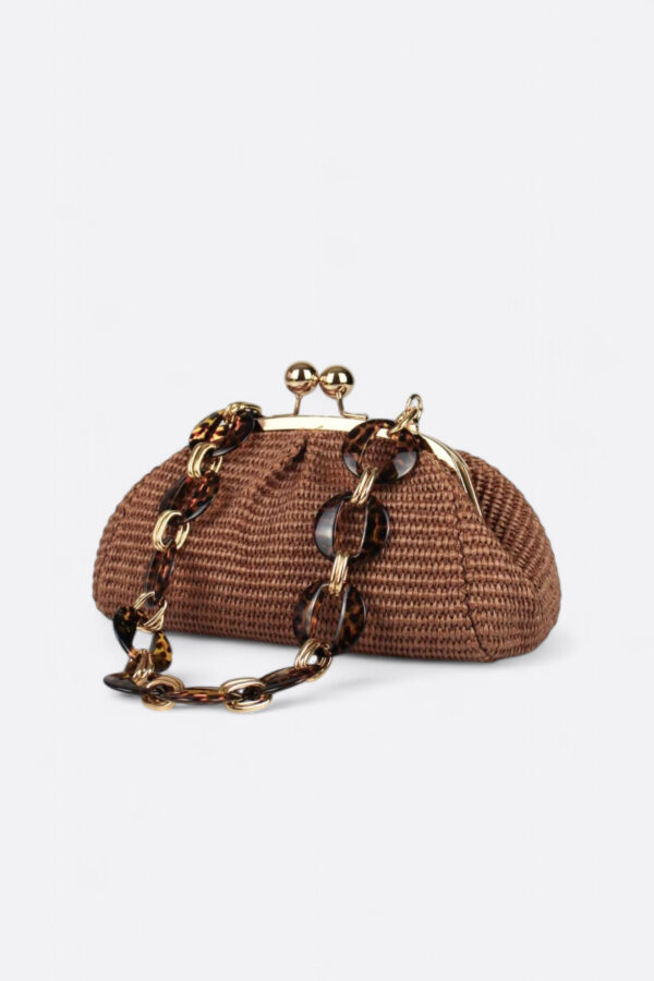 Bolso pequeño de rafia marrón chocolate Monaur Carrie con su espectacular asa corta de eslabones carey.