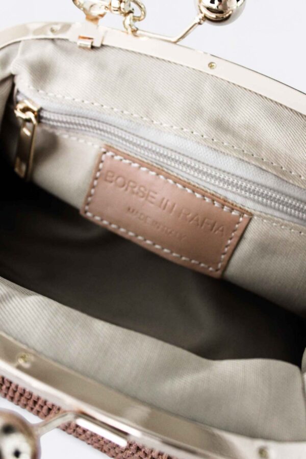 Interior forrado del bolso pequeño de rafia mostrando la etiqueta Borse in Rafia Made in Italy.
