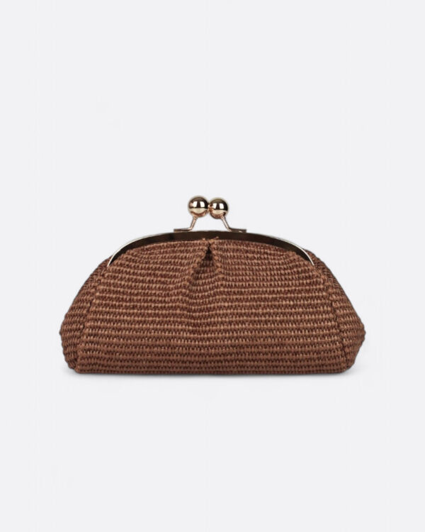 Silueta frontal desestructurada del clutch de auténtica rafia natural en color chocolate.