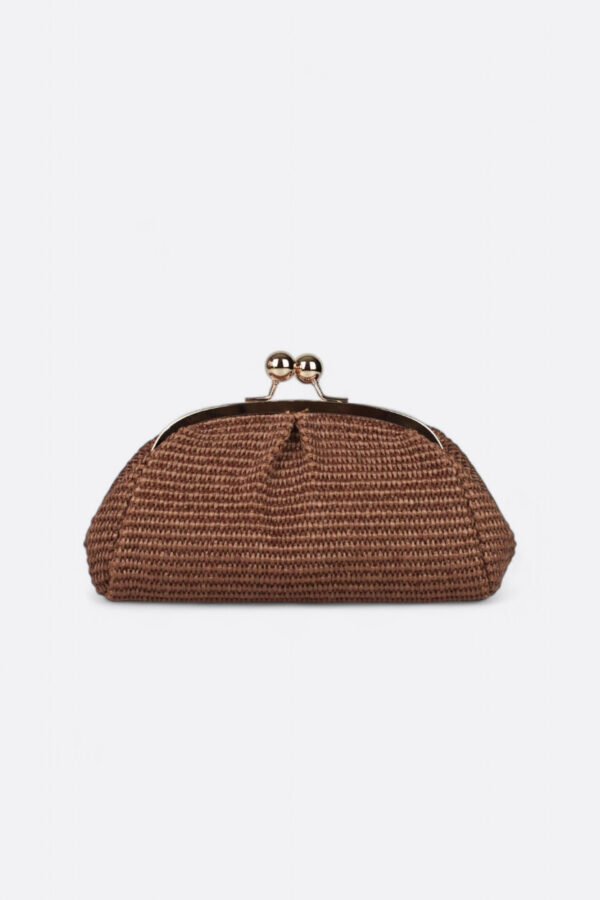 Silueta frontal desestructurada del clutch de auténtica rafia natural en color chocolate.