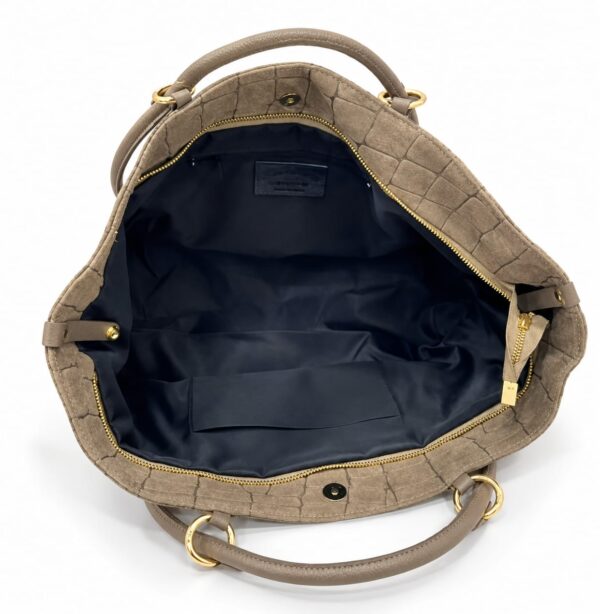 Interior del bolso shopper XL Arezzo topo con cierre de cremallera
