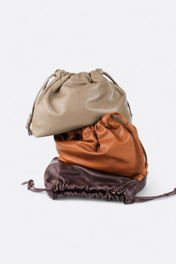 imagen de estudio del bolso de piel fruncido Siena lifestyle en colores beige, camel y chocolate