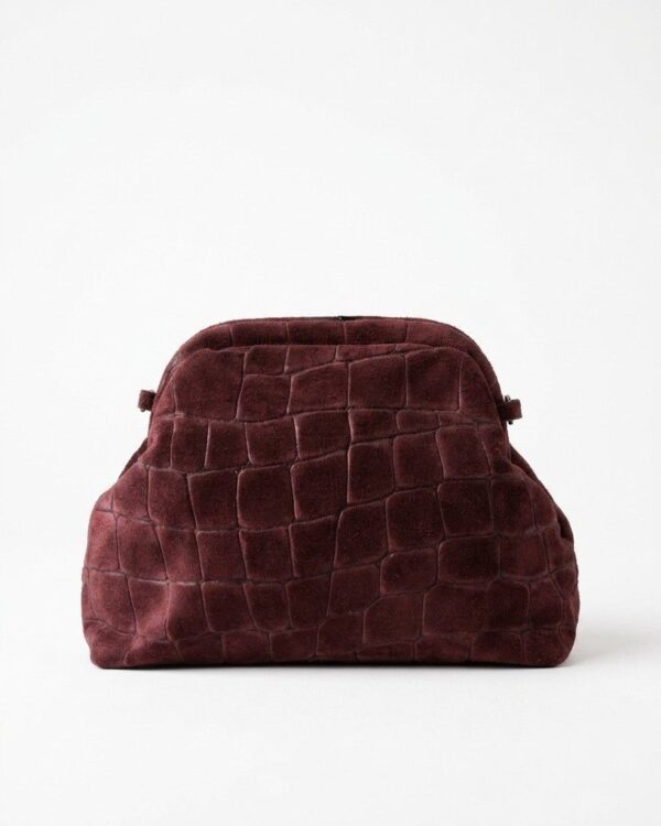 Vista frontal del bolso pouch de ante burdeos efecto cocodrilo con cierre de boquilla retro.