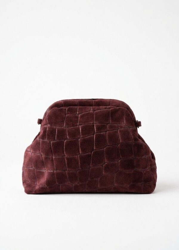 Vista frontal del bolso pouch de ante burdeos efecto cocodrilo con cierre de boquilla retro.