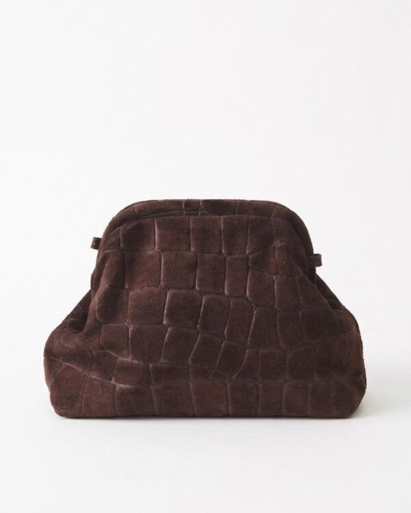 Vista frontal del bolso pouch de ante chocolate efecto cocodrilo con cierre de boquilla retro.