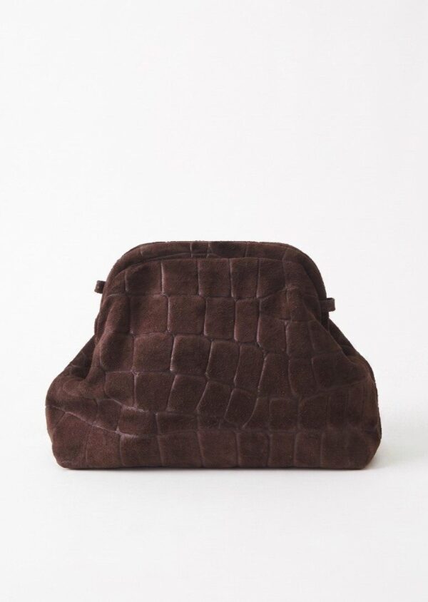 Vista frontal del bolso pouch de ante chocolate efecto cocodrilo con cierre de boquilla retro.