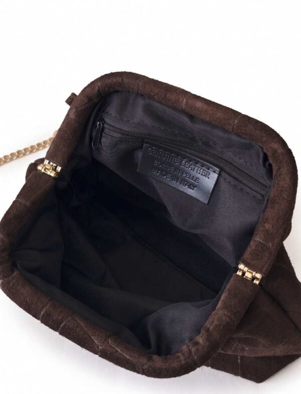 Interior forrado del bolso de ante chocolate con cierre de boquilla, mostrando la etiqueta Genuine Leather Made in Italy.