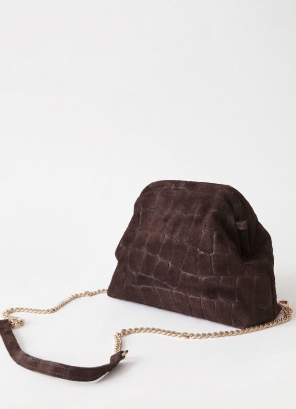 Perfil del bolso de mano chocolate estructurado junto a su cadena dorada de eslabones.