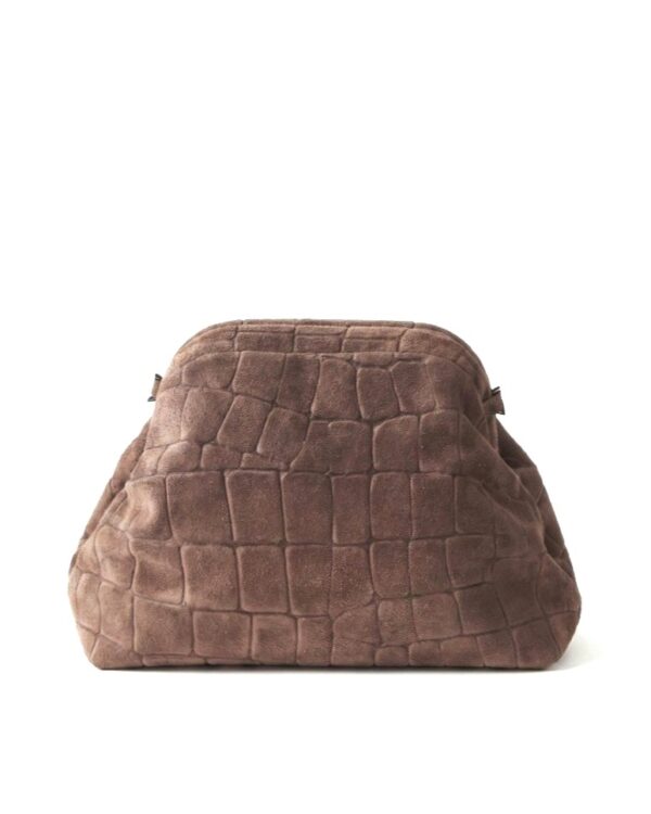 Vista de frente del bolso pouch de ante topo con textura de cocodrilo y cierre de boquilla estilo vintage.