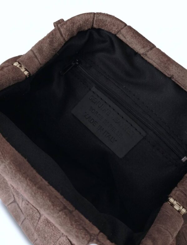 Detalle del forro oscuro y bolsillo con cremallera del bolso de ante topo, destacando la etiqueta de piel Genuine Leather Made in Italy.