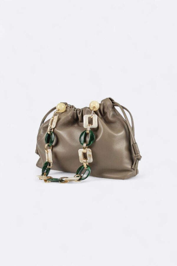 Bolso de piel fruncido Siena con asa corta de eslabones gruesos de resina verde y marfil.