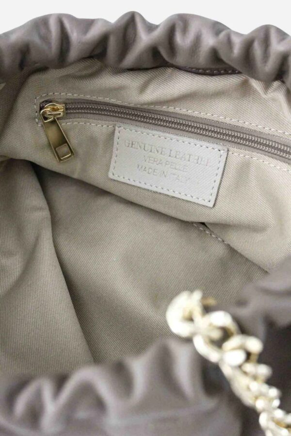 Interior forrado del bolso de piel Siena con bolsillo de cremallera y etiqueta Genuine Leather Made in Italy.