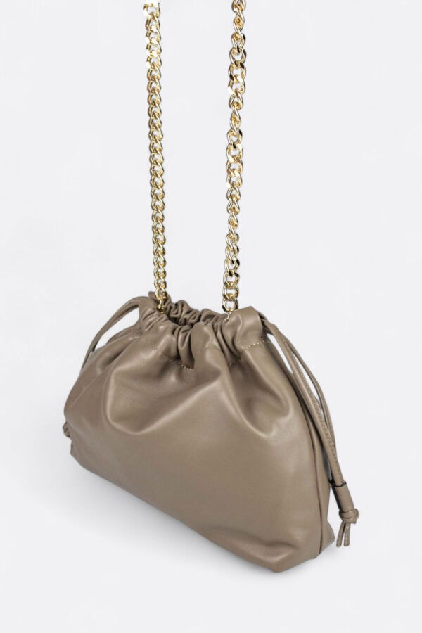 Bolso de piel fruncido Siena colgado del hombro con asa de cadena dorada estilo lujo.