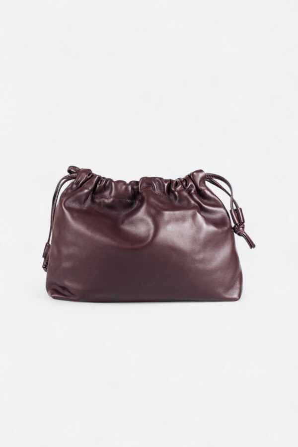 Vista frontal del bolso de piel fruncido marrón chocolate con tiradores de nudo en los laterales.
