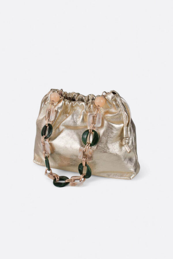 Bolso metalizado dorado contrastado con un asa corta de moda en resina verde y marfil.