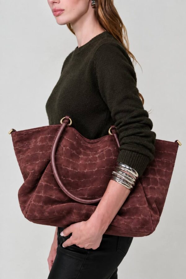 Bolso shopper XL Arezzo burdeos de ante llevado al hombro por modelo